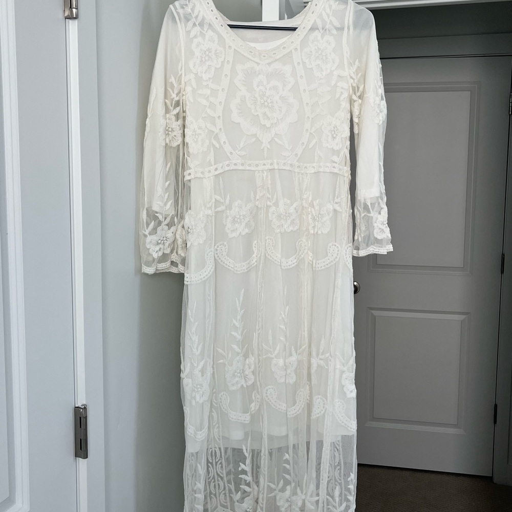 White lace boutique dress